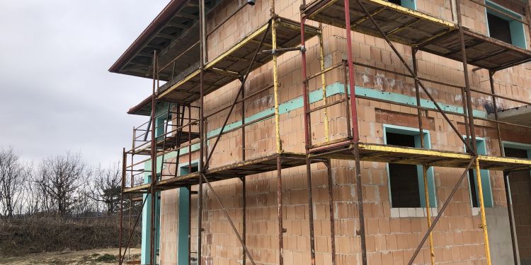 Sportcsarnok, Ívelő sétány