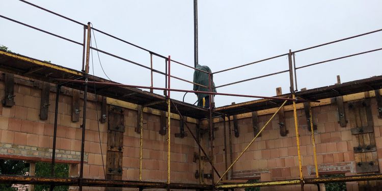 Sportcsarnok, Ívelő sétány