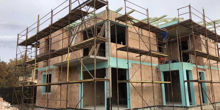 Sportcsarnok, Ívelő sétány