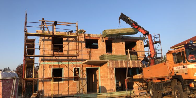 Sportcsarnok, Ívelő sétány