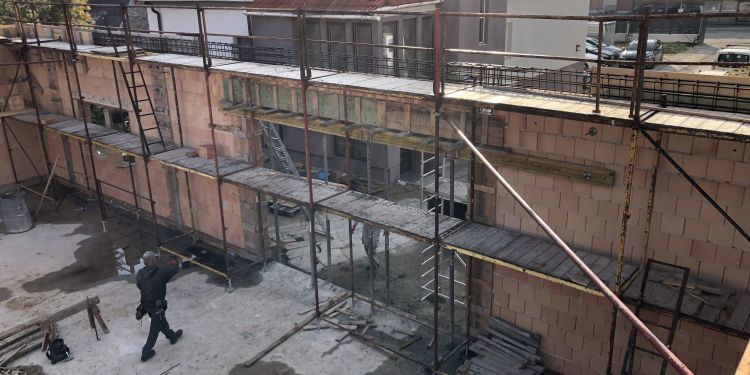 Sportcsarnok, Ívelő sétány