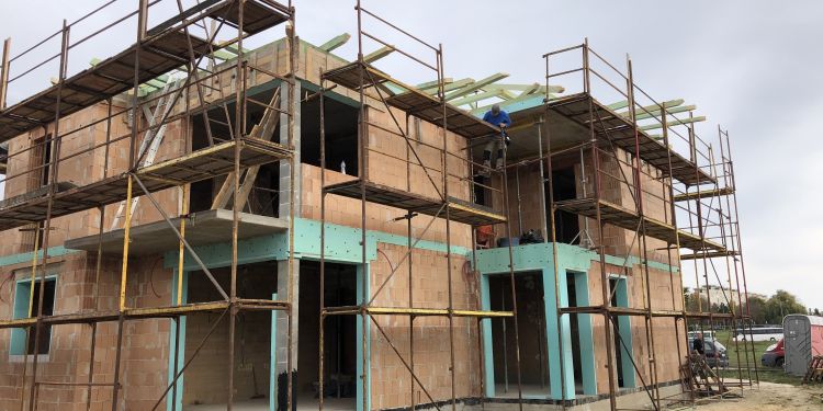 Sportcsarnok, Ívelő sétány