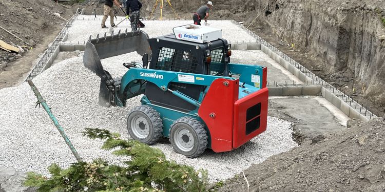 Sunward önjáró homlokrakodógép 