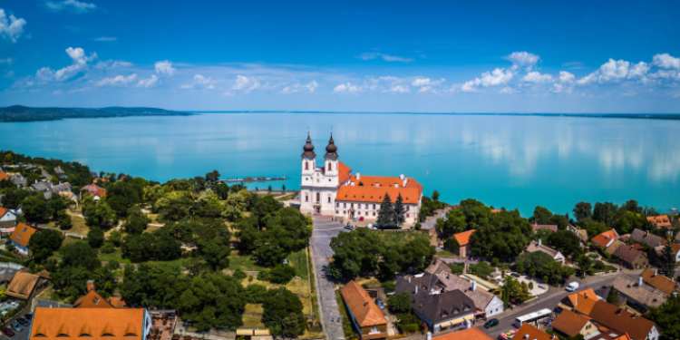 Itt az országos ártoplista: Tihanyban a legdrágább a lakás, de jár hozzá falusi CSOK